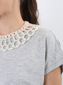 T-shirt Pearl con colletto gioiello