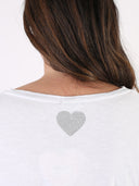 T-shirt con maniche frufru e cuore sulla schiena