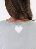 T-shirt con maniche frufru e cuore sulla schiena
