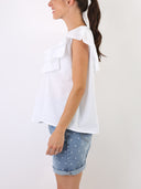 Top smanicato con volant sulle spalle