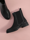 Stivaletti carrarmato con borchiette