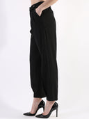 Pantalone baggy con pences e vita asimmetrica