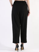 Pantalone baggy con pences e vita asimmetrica