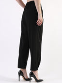 Pantalone baggy con pences e vita asimmetrica