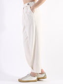 Pantalone baggy con pences e vita asimmetrica