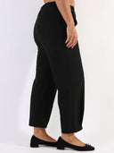 Pantalone baggy con pences e vita asimmetrica