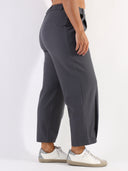 Pantalone baggy con pences e vita asimmetrica