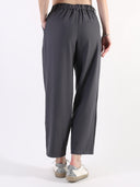 Pantalone baggy con pences e vita asimmetrica