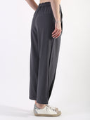 Pantalone baggy con pences e vita asimmetrica