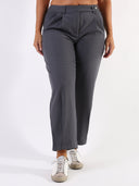 Pantalone baggy con pences e vita asimmetrica