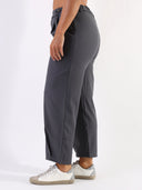 Pantalone baggy con pences e vita asimmetrica