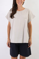 Blusa con 3 bottoncini e pences sulla schiena