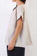 Blusa con 3 bottoncini e pences sulla schiena