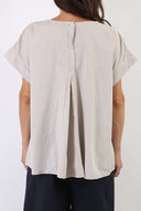 Blusa con 3 bottoncini e pences sulla schiena