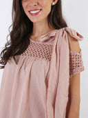 Blusa in macramé e cotone con fiocchetto sulla spalla