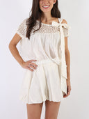 Blusa in macramé e cotone con fiocchetto sulla spalla