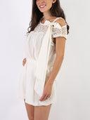 Blusa in macramé e cotone con fiocchetto sulla spalla