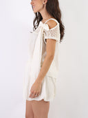 Blusa in macramé e cotone con fiocchetto sulla spalla