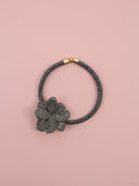 Collana girocollo rigido con maxi fiore strass