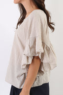 Blusa plumetis con maniche volant