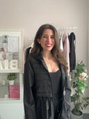 Giacca lunga con cappuccio e coulisse in vita