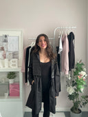 Giacca lunga con cappuccio e coulisse in vita