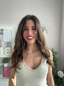 Top a costine scollo a V con strass