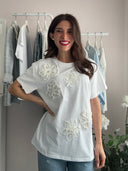 T-shirt in cotone con fiori di strass e perline