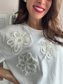 T-shirt in cotone con fiori di strass e perline
