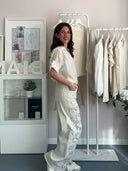 Jeans beige a palazzo con ricami di perline