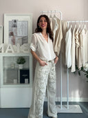Jeans beige a palazzo con ricami di perline