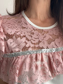 T-shirt con pizzo rosa e paillettes