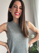 Top grigio con collo strass