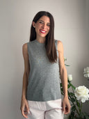 Top grigio con collo strass
