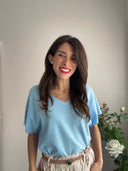T-shirt azzurra con brillantini colorati