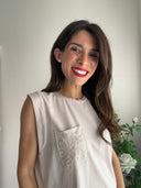 Top in cotone con tasca ricamata