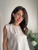 Top in cotone con tasca ricamata