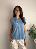 Top in cotone con tasca ricamata