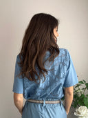 T-shirt in cotone con sangallo sul retro