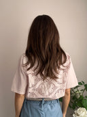 T-shirt in cotone con sangallo sul retro