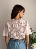 T-shirt in cotone con sangallo sul retro