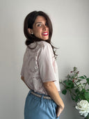 T-shirt in cotone con sangallo sul retro