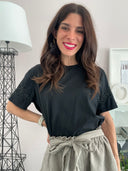 T-shirt con fiori sulle maniche