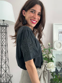 T-shirt con fiori sulle maniche