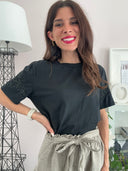 T-shirt con fiori sulle maniche