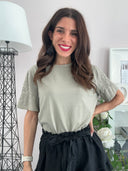 T-shirt con fiori sulle maniche