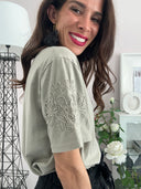 T-shirt con fiori sulle maniche