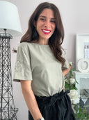 T-shirt con fiori sulle maniche