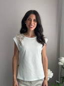 Top smanicato con spalle macrame
