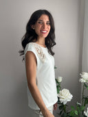 Top smanicato con spalle macrame